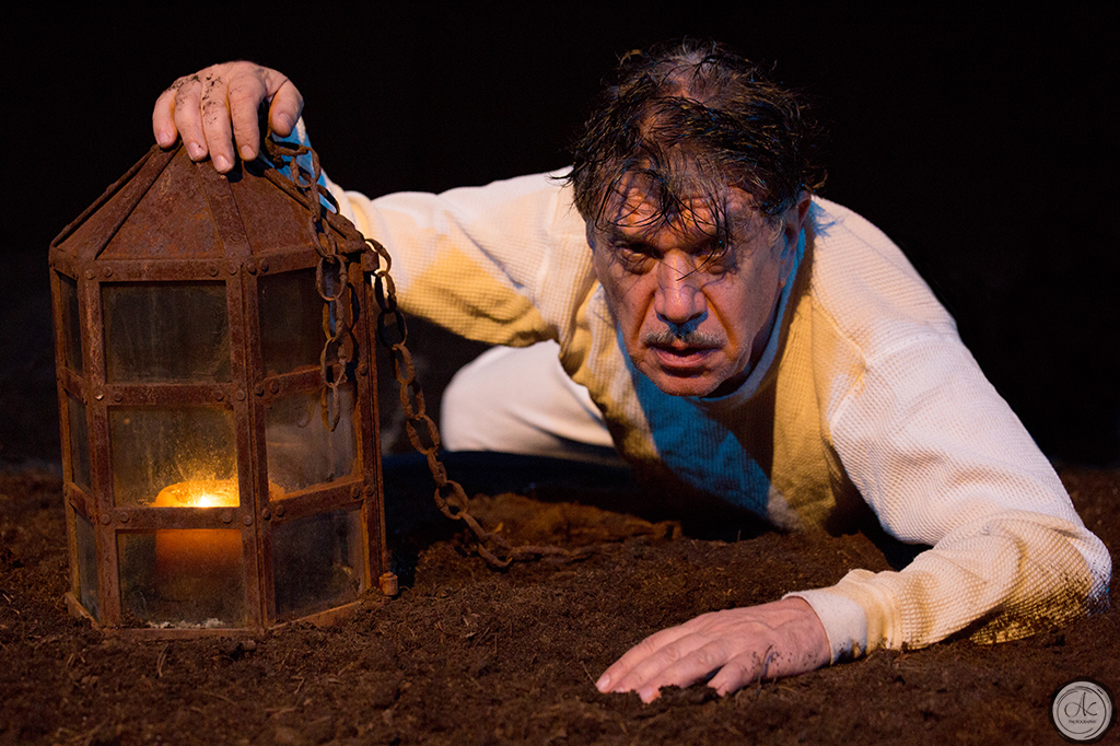 Ο Γιάννης Βούρος γράφει, σκηνοθετεί και πρωταγωνιστεί στην “Ελλαδογραφία”, μια παράσταση για τη μακραίωνη ιστορία της Ελλάδας