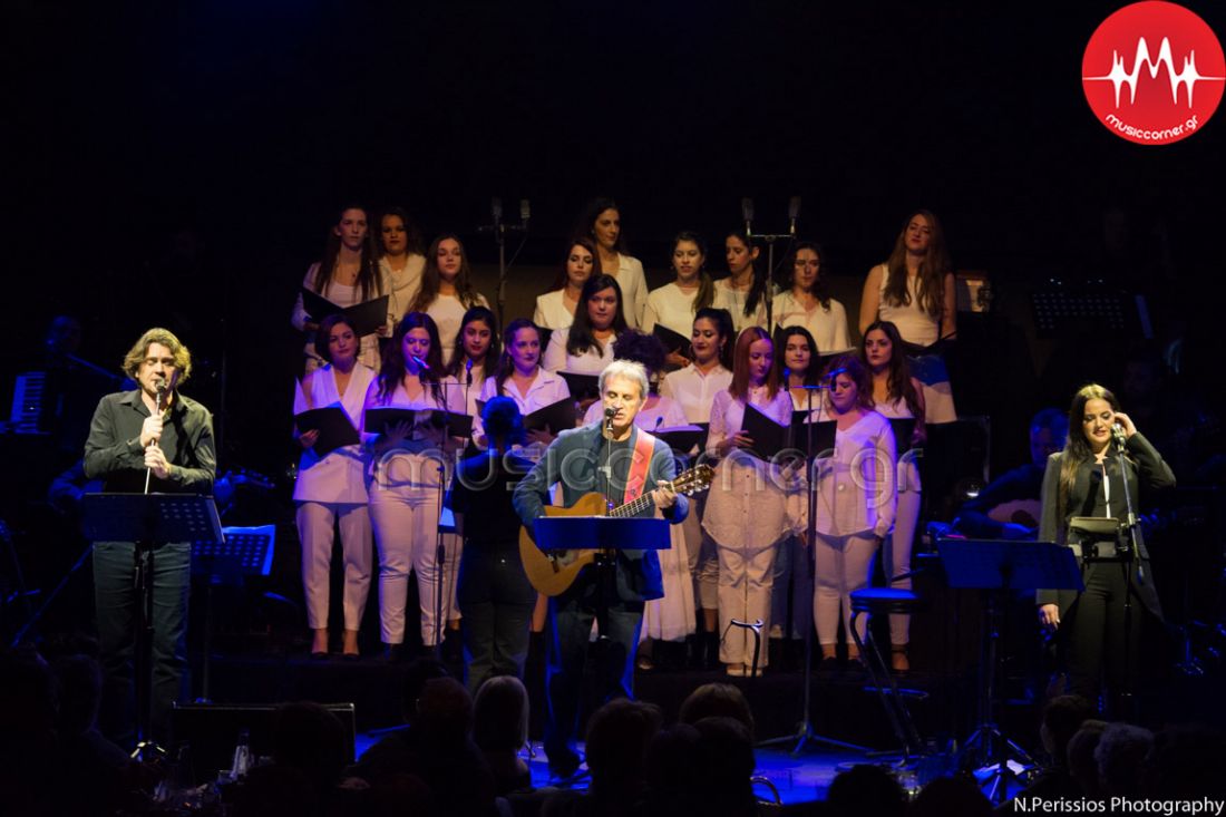 Είδαμε ένα συναρπαστικό μουσικό οδοιπορικό, ωδή στη μετανάστευση, στην ξενιτιά, στη χαρά και στον έρωτα, με μπροστάρη τον Γιώργο Νταλάρα…