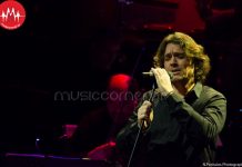 Ο Θοδωρής Κοτονιάς, λίγο πριν τα Χριστούγεννα, στου Ψυρρή. Μαζί του ο Νίκος Βενετάκης…