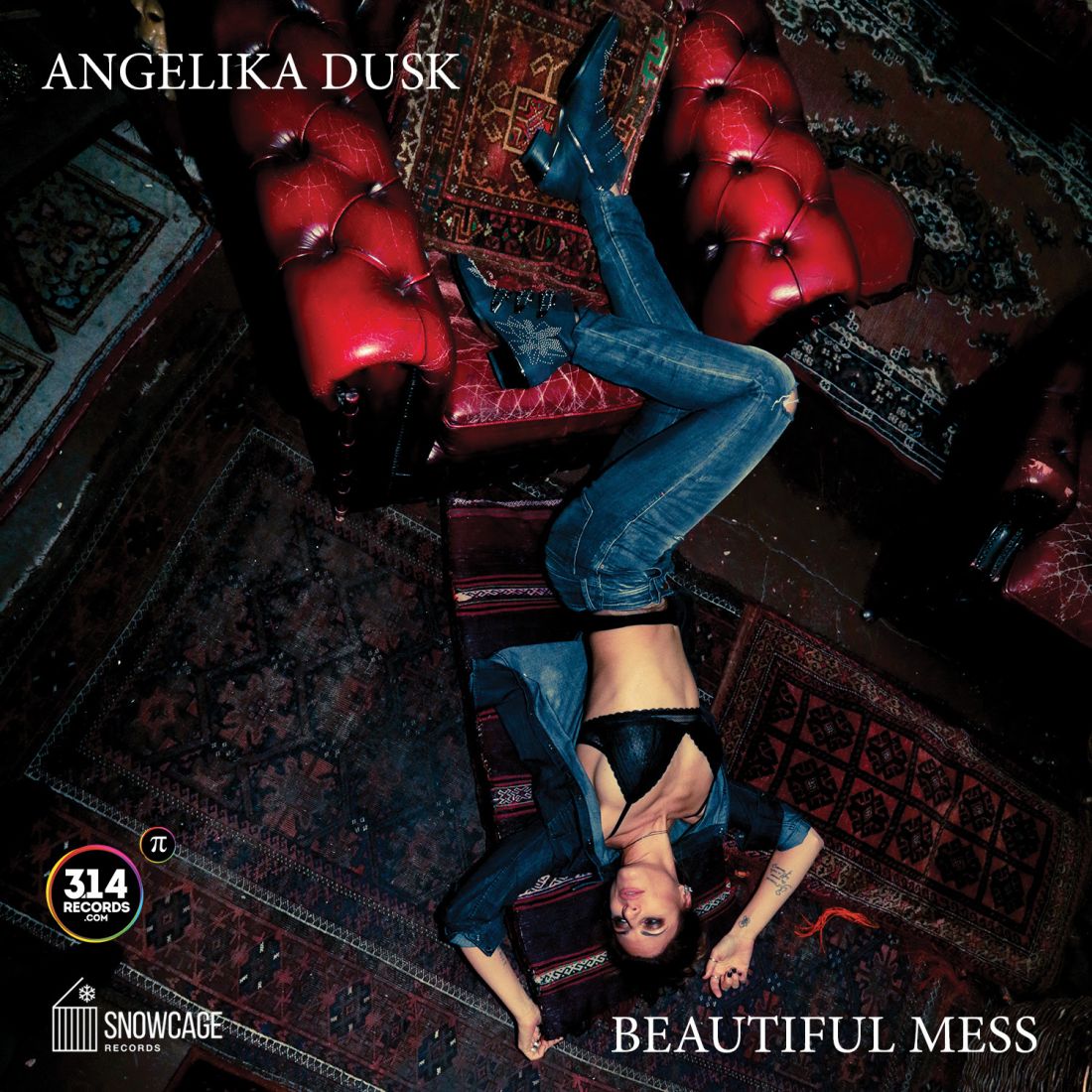 “Beautiful Mess”: Η Angelika Dusk αναζητά την ομορφιά του… χάους, στη νέα της δισκογραφική δουλειά