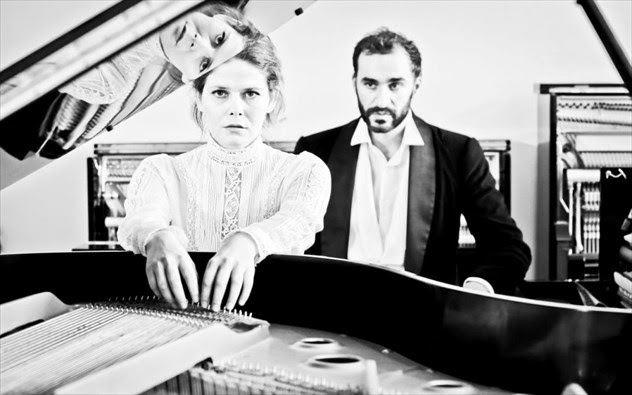 “Κλάρα Σούμαν, τα χαρισματικά πρόσωπα μιας υπερμαριονέτας”…