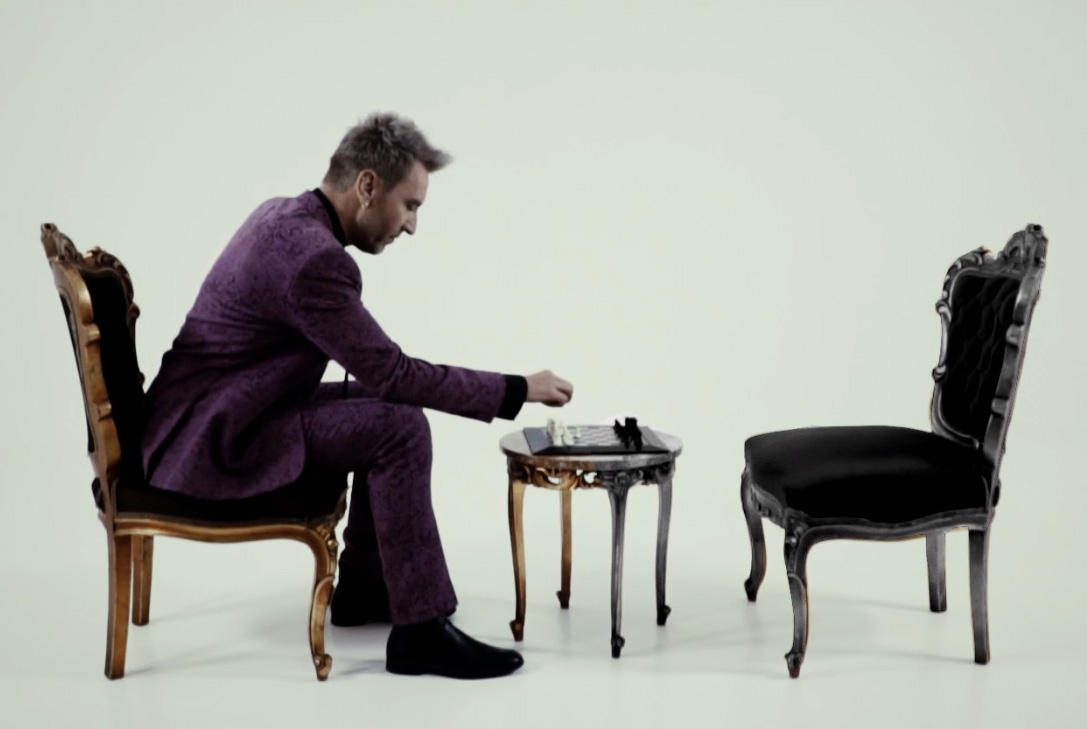 Δημήτρης Αϊβαλιώτης – “Με τα μάτια κλειστά”