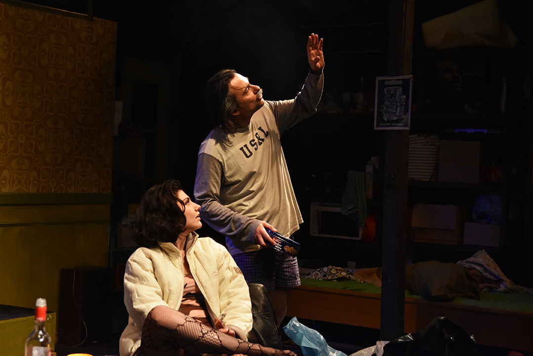 Παράταση παραστάσεων για το έργο “Η λάμψη μιας ασήμαντης νύχτας”, το οποίο παρουσιάζεται για δεύτερη χρονιά στο Θέατρο Επί Κολωνώ…