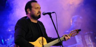 Ο Κώστας Μακεδόνας έρχεται στην Ταράτσα του θεάτρου Λαμπέτη.