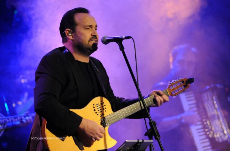 Ο Κώστας Μακεδόνας έρχεται στην Ταράτσα του θεάτρου Λαμπέτη.