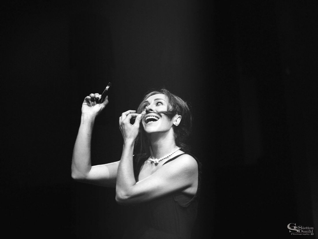 “Γιατί μαμά;”, ένας θεατρικός μονόλογος της Τζωρτζίνας Τζήλιου, με τη Λίζυ Ξανθοπούλου…