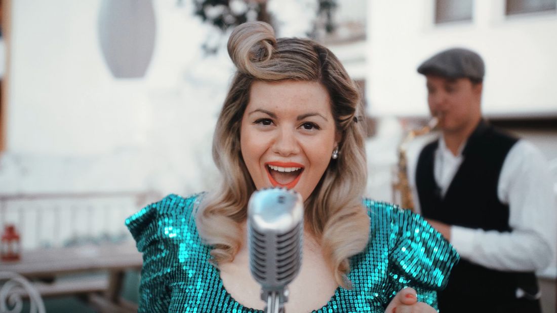 Little Kiss – “Μενεξέδες και ζουμπούλια”