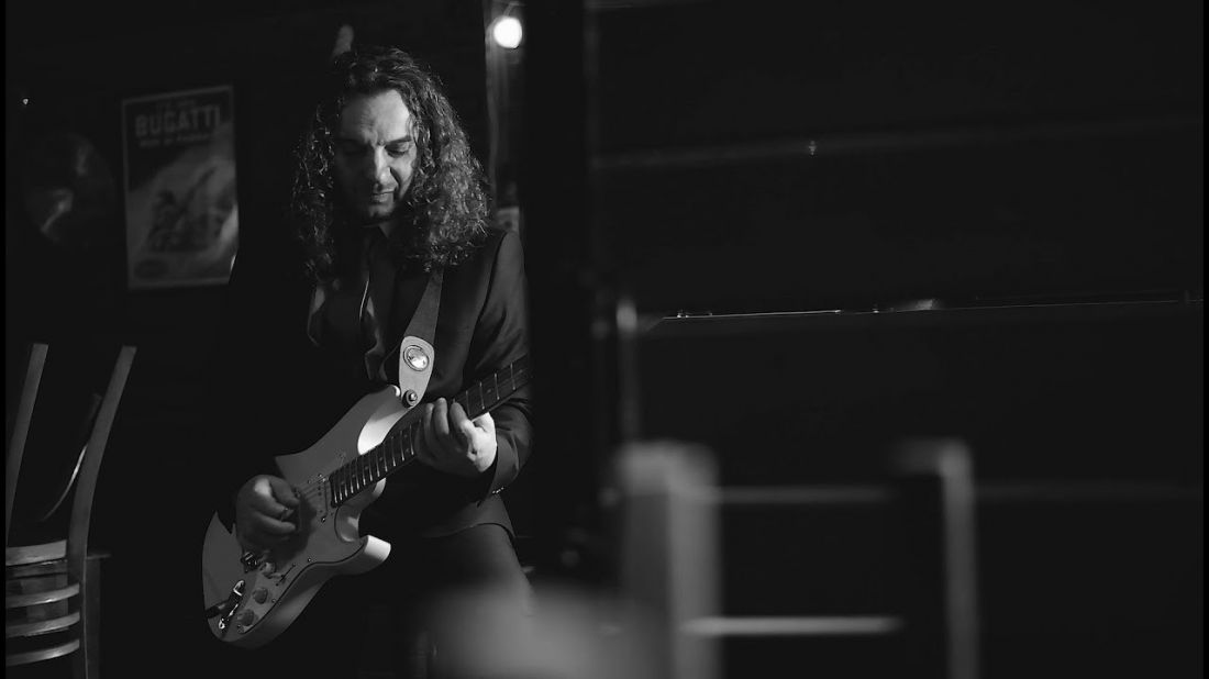 “Love ’s got me”, δείτε το video clip από το album “Cargo” του Χρήστου Ταμπουρατζή. Ερμηνεύει ο Bill Kalatzakos