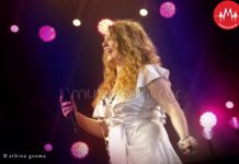 Η Ελένη Τσαλιγοπούλου σε μια συναυλία στη Δραπετσώνα, μαζί με πολλούς φίλους…