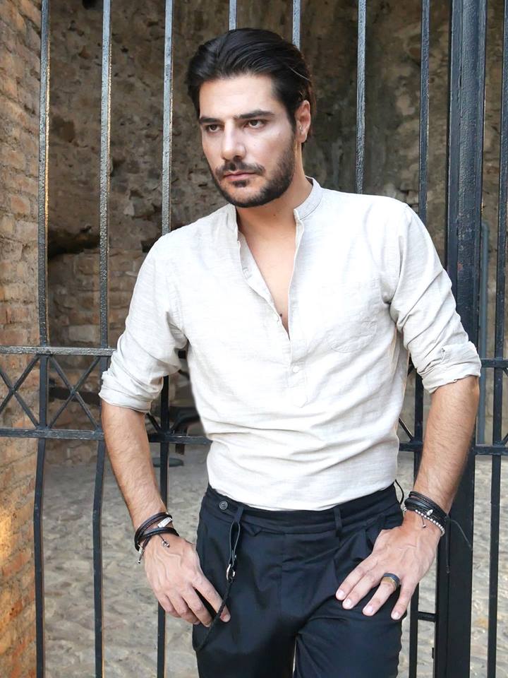 Ο Χρήστος Κωνσταντόπουλος παρουσιάζει την παράσταση «Τα αντίθετα μαζί»