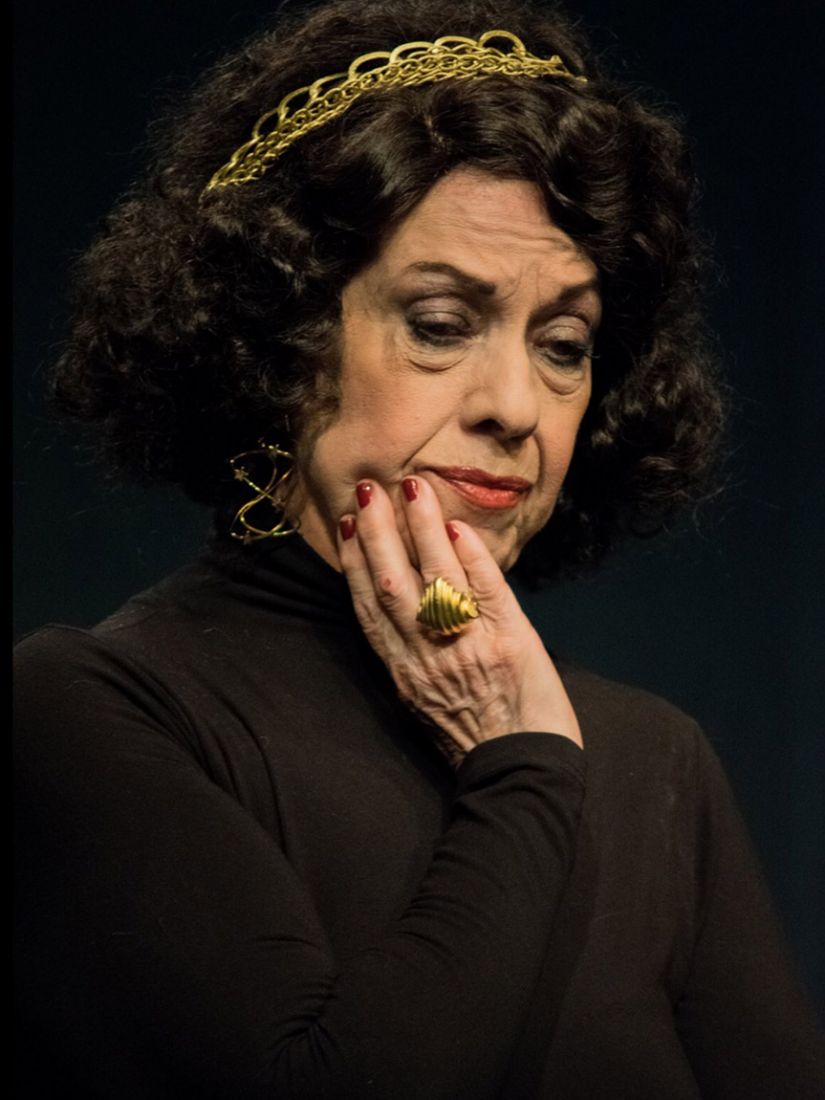 «Ρόζα Εσκενάζυ, η Βασίλισσα του Ρεμπέτικου» σε σκηνοθεσία Αντώνη Λουδάρου, στο “Αγγέλων Βήμα”…