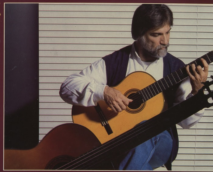 Στιγμές των μπουάτ θα αναβιώσει ο Κώστας Καράλης, στο Γυάλινο Μουσικό Θέατρο UpStage…