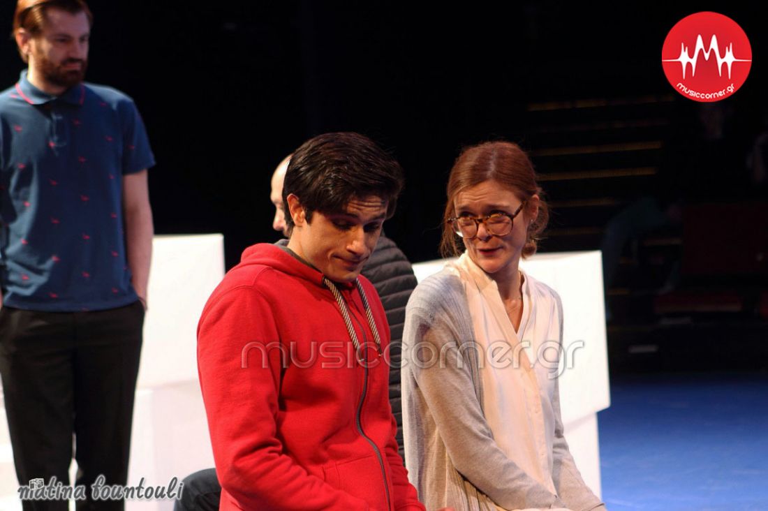 “Ποιος σκότωσε τον σκύλο τα μεσάνυχτα”! Είδαμε την παράσταση στο θέατρο Τζένη Καρέζη…