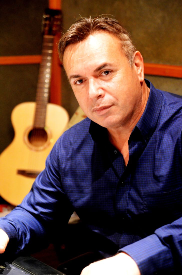 Ο Μανώλης Λιδάκης στο Γυάλινο Up Stage…