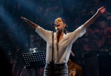 «Το άσπρο μαμά νοσταλγώ», η Χριστίνα Μαξούρη στον Κήπο του Νομισματικού Μουσείου