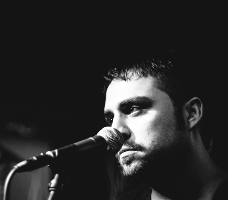 Δυνατές κιθάρες, ήχοι παραμόρφωσης, βιόλα, βιολί, grunge φόρμες, κοφτεροί ελληνικοί στίχοι, στο live του Γιώργου Λιτσικάκη…