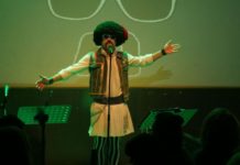 Ο Αποστόλης Μπαρμπαγιάννης συνεχίζει την “Καθαρή Εξόδιο” και πηγαίνει… κάθε βράδυ με άλλη, στον Σταυρό του Νότου Plus!