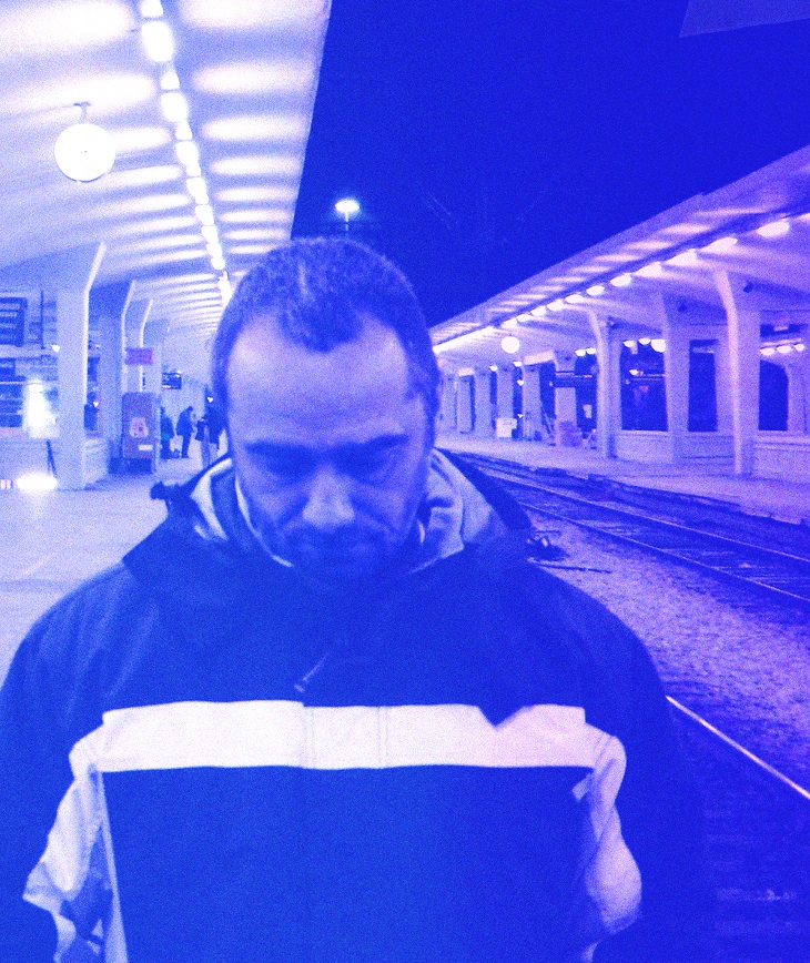 Ο Κωνσταντίνος Βήτα επιστρέφει με νέα τραγούδια και μια σύντομη περιοδεία με πρώτο σταθμό το Λονδίνο!