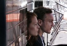 “Transit”: Ανθρώπινες ζωές σε αναμονή…