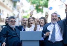 Ο Σταμάτης Κραουνάκης μετατρέπει τις “Εκκλησιάζουσες” σε λαϊκή οπερέτα!