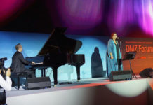 Η Μαρία Φαραντούρη τιμήθηκε στη Σεούλ, για την ειρήνη μεταξύ Βόρειας και Νότιας Κορέας και έδωσε δύο συναυλίες. Τιμήθηκε επίσης ο Μίκης Θεοδωράκης