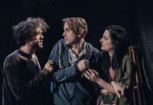 Το πολυβραβευμένο έργο της Νίνα Ρέιν “Φυλές”, επιστρέφει στο Θέατρο Σταθμός…