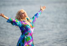 Για 3η σεζόν, η Μπέσυ Μάλφα υποδύεται την «Σίρλεϋ Βαλεντάιν»!