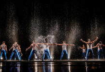 “Dancing in the rain”, στο Christmas Theater. Ζήστε τον χορό στην βροχή με 11 συναρπαστικούς χορευτές!