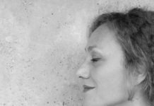 Η Κατερίνα Μακαβού ατμοσφαιρικά στο Tiki Bar…