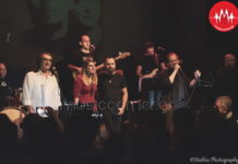 Είδαμε τον Πάνο Κατσιμίχα να «ροκάρει» στην καρδιά της πόλης, με τους Βασίλη Καζούλλη, Δημήτρη Καρρά και Back Pages με άρωμα από… Beatles!