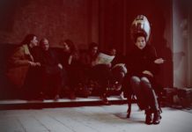 “Κομμώτριες / Μεταπολίτευση”: Η νέα παράσταση του Μιχαήλ Μαρμαρινού, στο Θέατρο Θησείον…