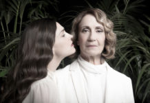 Η Θέμις Μπαζάκα πρωταγωνιστεί στο εμβληματικό “Ξαφνικά Πέρσι το Καλοκαίρι”, σε σκηνοθεσία Γιώργου Παπαγεωργίου