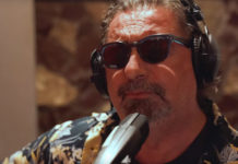 Ο Ευγένιος Δερμιτάσογλου στο Caja de musica με εκλεκτούς guests