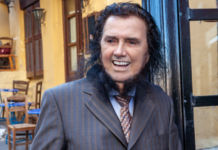 ΑΚΥΡΟ – Ο ζωντανός θρύλος Σταμάτης Κόκοτας, για μερικές εμφανίσεις στην “Οδό Λυσίου”, στην Πλάκα…