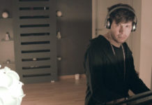 Ο Γιάννης Χριστοδουλόπουλος παίζει πιάνο και τραγουδά παρέα με τους… John Lennon και Frank Sinatra!