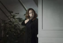 Η Χάρις Αλεξίου “μεταμφιέζεται” στο Μικρό Παλλάς!