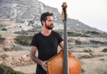 Ο Πέτρος Κλαμπάνης συναντά δύο δεξιοτέχνες μουσικούς και την Katerine Duska, στον Κήπο του Μεγάρου…