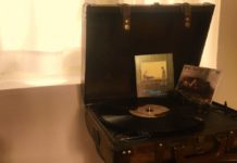 Oι Opera Chaotique δίνουν νέα πνοή στο εμβληματικό “Δε λες κουβέντα” του Δήμου Μούτση, με τη συμμετοχή της Δήμητρας Παπίου…