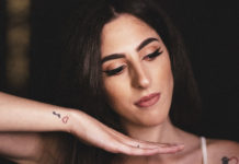 Χριστίνα Δρίτσα – “Δεν είναι αγάπη”