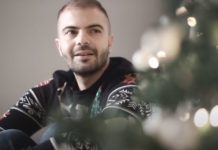 Ο Στάθης Παπαγεωργίου με Χριστουγεννιάτικη διάθεση, στο Caja de Musica