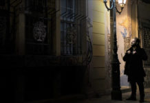 Νίκος Καρακαλπάκης – “Στα κίτρινα φώτα”