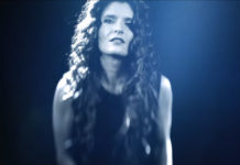 Μπέττυ Χαρλαύτη – “Με το φεγγάρι περπατώ”