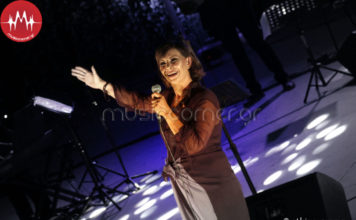 Κωνσταντίνα – “Χορεύω το ζεϊμπέκικο”