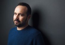 Ο Κώστας Μακεδόνας στο θέατρο Κολωνού