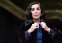 Η Νένα Μεντή γίνεται ξανά η “Μαρίκα” στο θέατρο Χώρα!