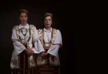 “Η Χώρα που ποτέ δεν Πεθαίνεις” παρουσιάζεται για πρώτη φορά επί σκηνής από τον Ένκε Φεζολλάρι…