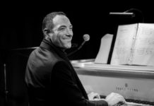 Ο νεοεμφανιζόμενος τραγουδοποιός Βασίλης Αντωνάς παρουσιάζει το πρώτο του album “Φώτα σκιάς”!