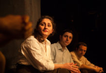 “Οι Γειτονιές του Κόσμου” του Γιάννη Ρίτσου ζωντανεύουν στη σκηνή του Θεάτρου Βαφείο