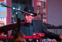 Ο Αντώνης Λιβιεράτος κυκλοφόρησε νέο σόλο άλμπουμ