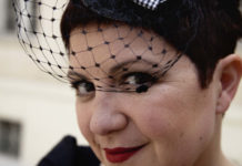 Η Βικτωρία Ταγκούλη σε μια ανατρεπτική μουσική παράσταση, στο Red Jasper Cabaret Theatre